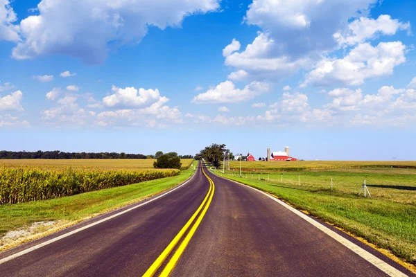 Landsbygden road med blå himmel — Stockfoto