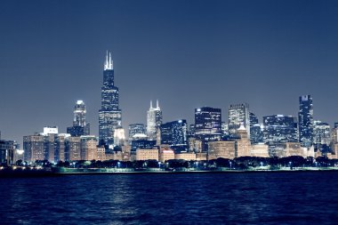 chicago skyline gece görünümü