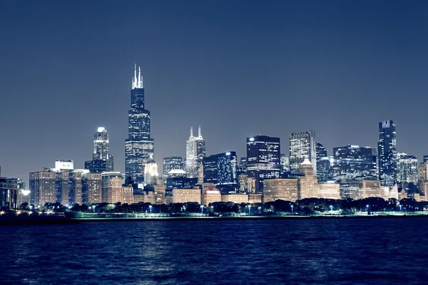 在芝加哥的天际线上的夜景 — 图库照片