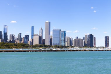 Downtown chicago mavi gökyüzü ile