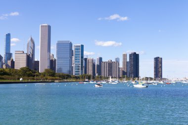 Downtown chicago mavi gökyüzü ile