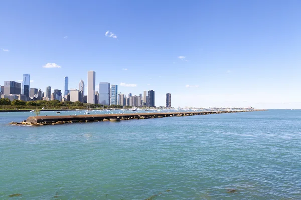 市中心芝加哥与蓝蓝的天空 — 图库照片