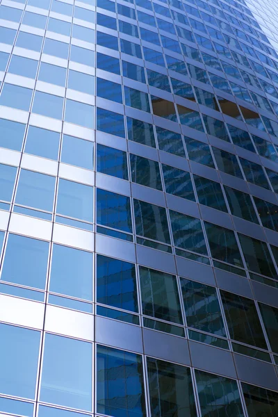 Futuristische zakelijke gebouw in de financiële wijk van de stad — Stockfoto