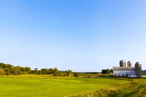 Bauernhof auf dem Land am Morgen — Stockfoto