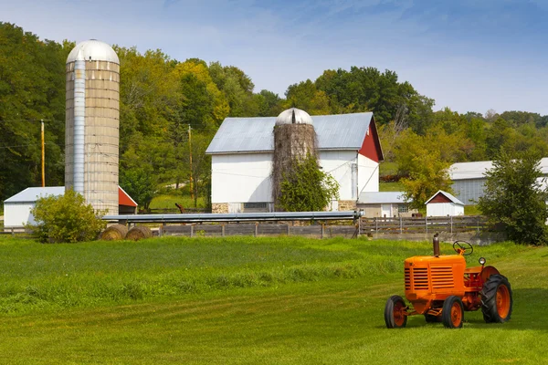 Amerikanska landsbygden gård med traktor — Stockfoto