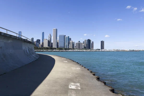 Pista ciclabile con il centro di Chicago sullo sfondo — Foto Stock