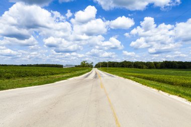 kırsal manzara mavi gökyüzü ile boş yol