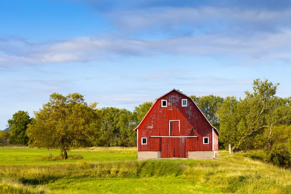 Grange rouge américaine traditionnelle avec ciel bleu — Photo