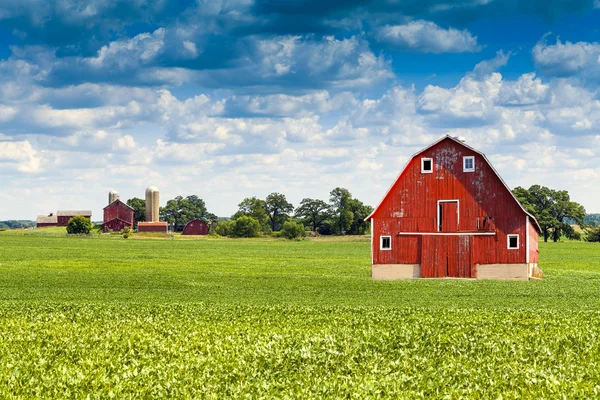 Celeiro vermelho americano tradicional com céu azul — Fotografia de Stock