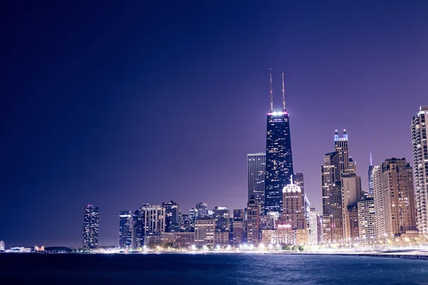 Chicago skyline gece görünümü — Stok fotoğraf