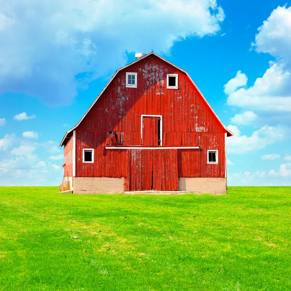 Tradiční americký červená stodola s modrou oblohou — Stock fotografie