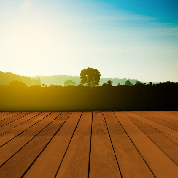 Alte Tischfläche mit verschwommener Landschaft — Stockfoto