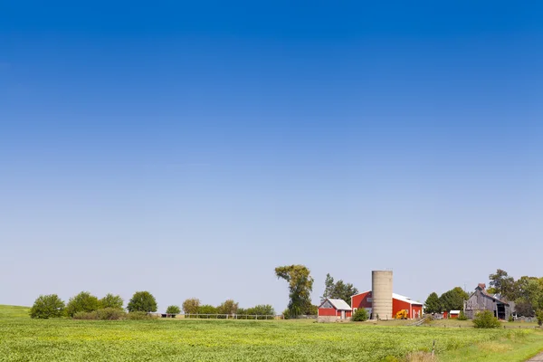 Traditionele Amerikaanse rode schuur met blauwe hemel — Stockfoto