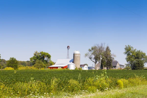 Grange rouge américaine traditionnelle avec ciel bleu — Photo