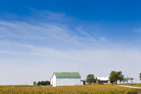 Grange rouge américaine traditionnelle avec ciel bleu — Photo