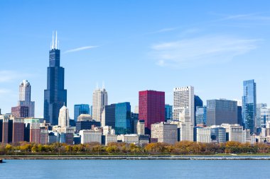 Downtown chicago mavi gökyüzü ile
