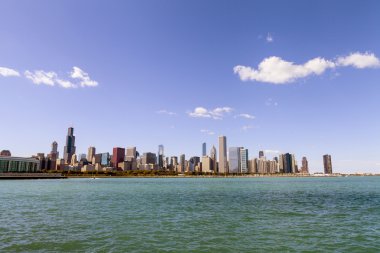 Downtown chicago mavi gökyüzü ile