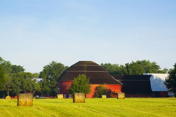 Traditionele Amerikaanse rode boerderij in de zomer — Stockfoto