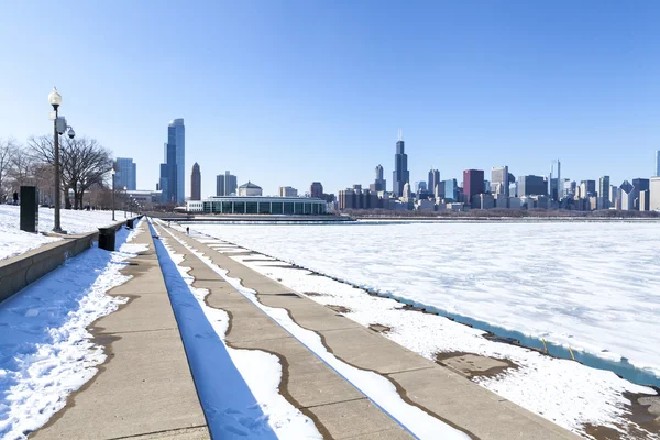 Ścieżka rowerowa z centrum chicago w tle — Zdjęcie stockowe