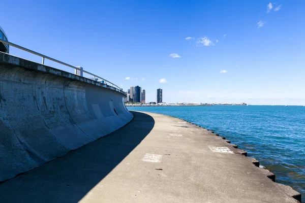 市中心的自行车路径芝加哥在背景中 — 图库照片