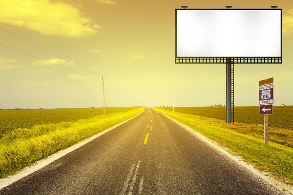 Kreativní billboard s pozadím silniční — Stock fotografie