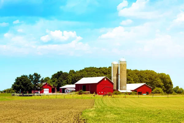 Granja roja de campo americana con cielo azul —  Fotos de Stock