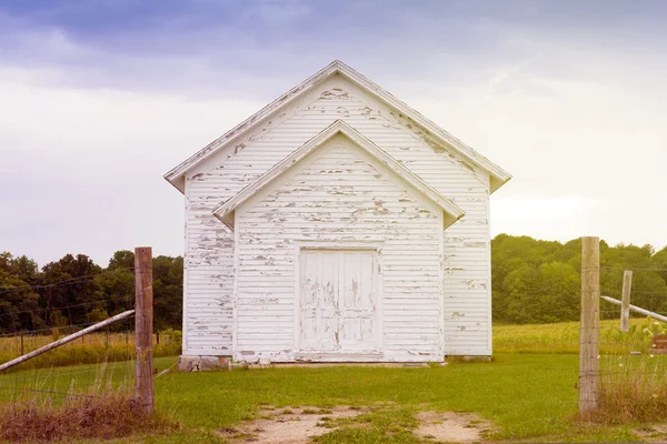 Edifício de madeira velha no campo americano — Fotografia de Stock