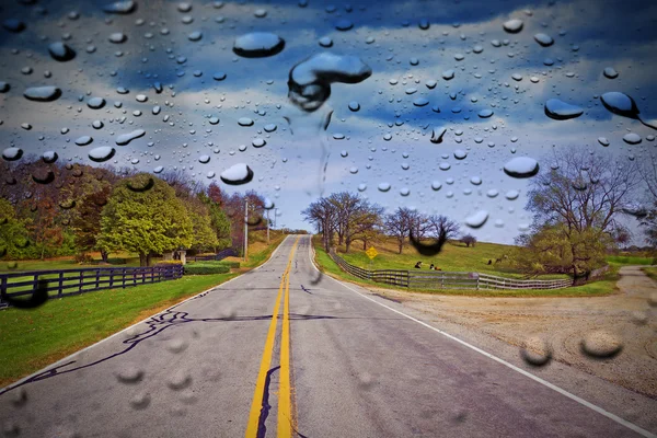 Strada di campagna sotto la pioggia — Foto Stock