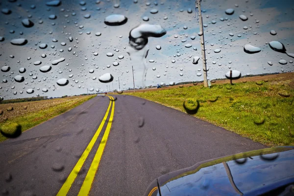 在雨中的乡村道路 — 图库照片