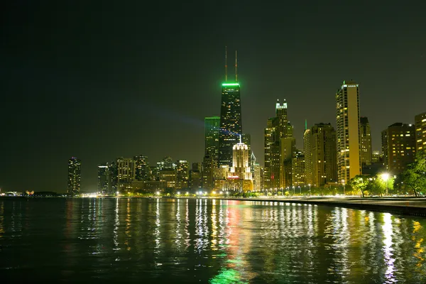 夜にシカゴのスカイライン — ストック写真