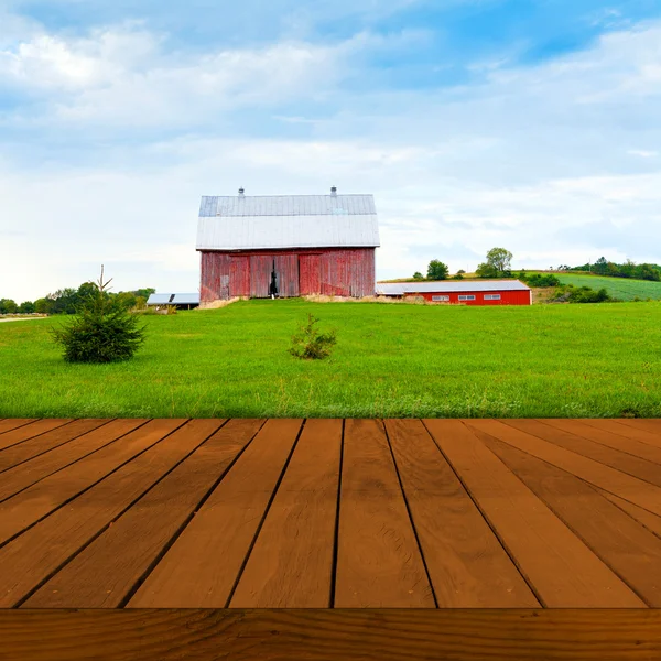 Superfície velha da tabela com paisagem borrada do campo — Fotografia de Stock