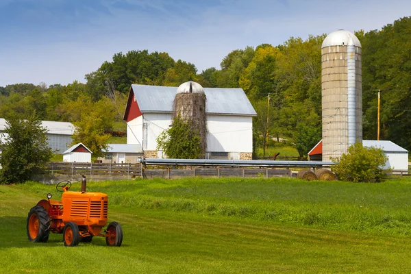 American Countryside Farm With Tractor — Stock Photo, Image