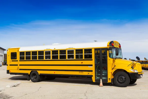 Żółty autobus szkolny — Zdjęcie stockowe