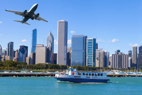 Центр Чикаго с голубым небом — стоковое фото
