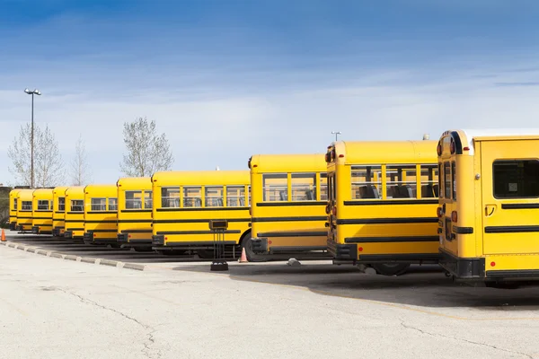 Žlutá školní autobus s modrou oblohou — Stock fotografie