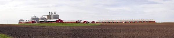 Grande ferme rouge avec ciel orageux — Photo