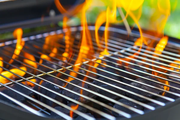 Grill della casa con grande fiamma — Foto Stock