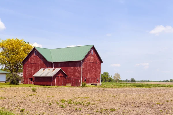 Tierras agrícolas americanas con cielo nublado azul — Foto de Stock