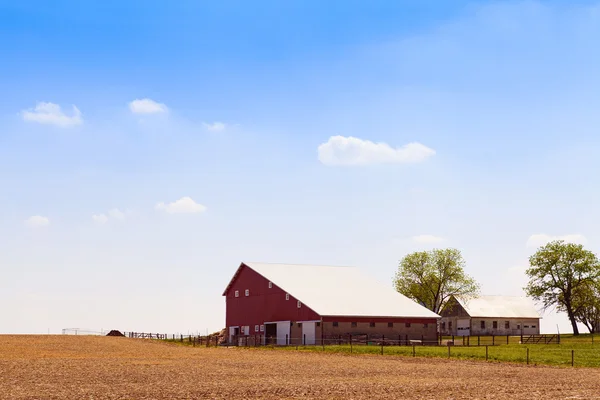 Americká zemědělská půda s modrou oblačnou oblohou — Stock fotografie