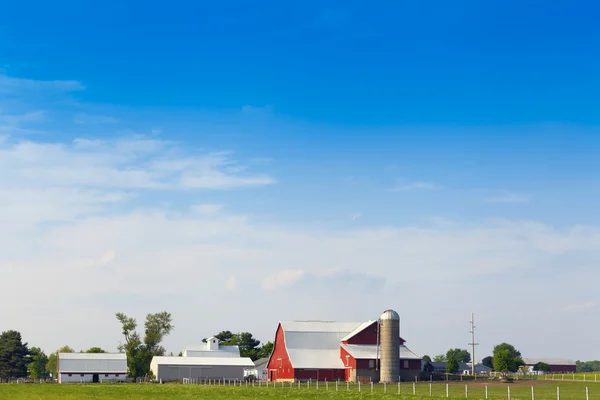 Terreno agricolo americano con cielo blu nuvoloso — Foto Stock