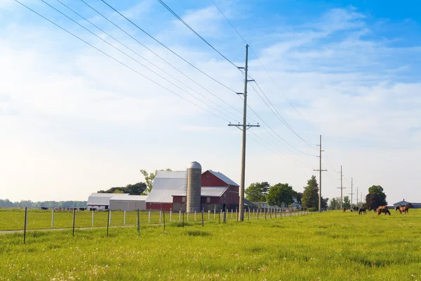 青い曇り空のアメリカの農地 — ストック写真