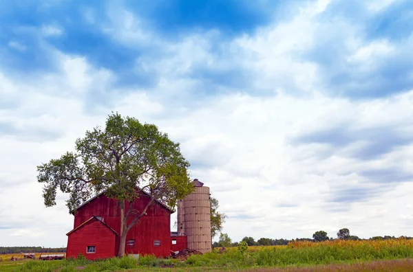 Tierras agrícolas americanas con cielo nublado azul — Foto de Stock