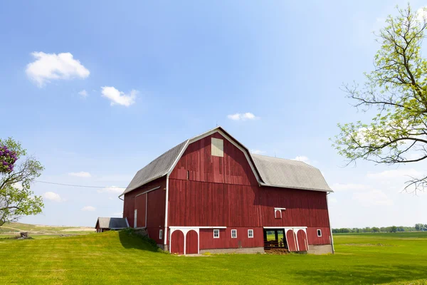 Terreno agricolo americano con cielo blu nuvoloso — Foto Stock