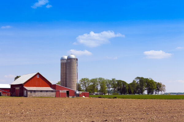 Американская ферма с голубым облачным небом
