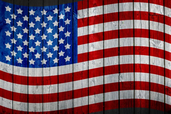 Παλιό ζωγραφισμένο αμερικανική σημαία σε σκούρο ξύλινο φράκτη — Φωτογραφία Αρχείου