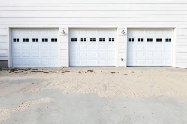 Witte garage — Stockfoto