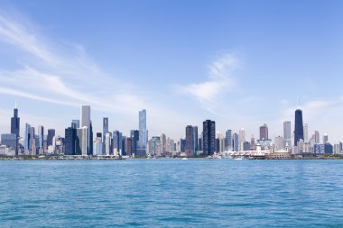 Açık mavi gökyüzü ile Chicago manzarası