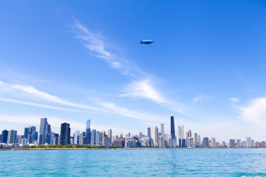 Açık mavi gökyüzü ile Chicago manzarası