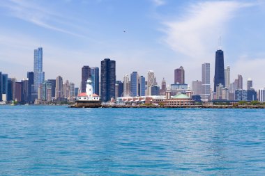 Açık mavi gökyüzü ile Chicago manzarası