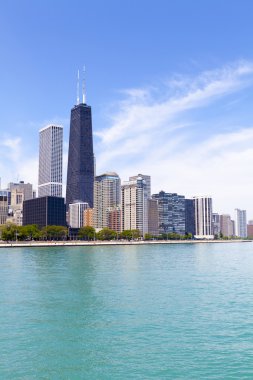 Açık mavi gökyüzü ile Chicago manzarası